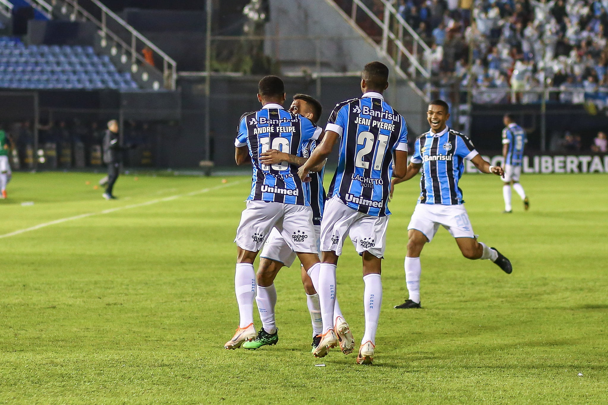 Grêmio tira onda com grande vitória no Paraguai: "Foi num baile em Assunción" Grêmio