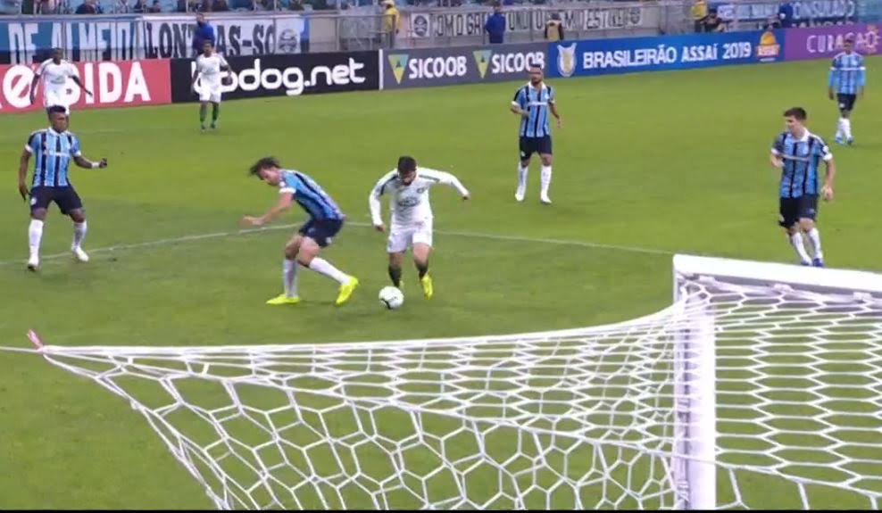 Caneta em Kannemann e drible em Geromel: o golaço de Everaldo, da Chape ABDB12A8-3E38-49C3-BF93-8012FD74703F