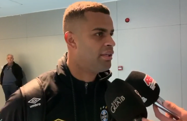 Grêmio ainda se vê "vivo" no Brasileirão: "Queremos ficar bem nas três" Alisson