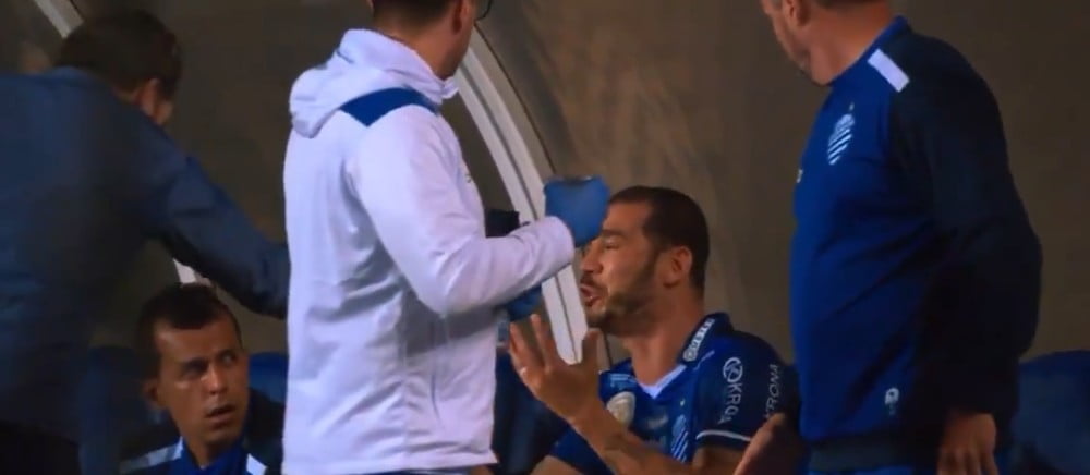 Viu essa? Ex-Inter cai no choro após ser substituído no 2° tempo; assista Inter