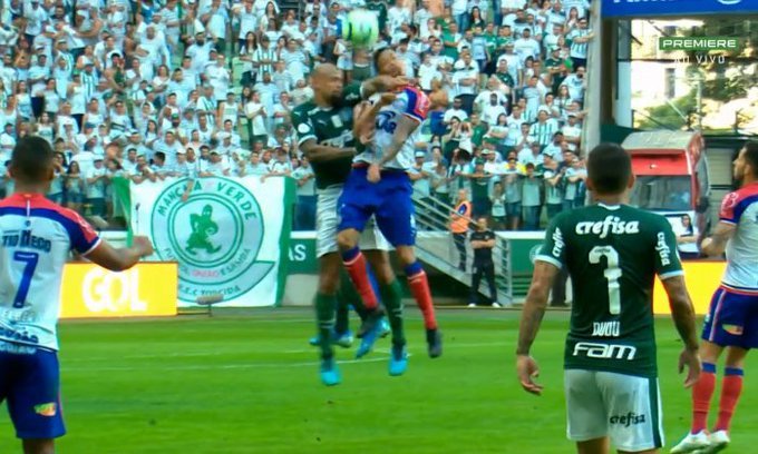 Ex-Inter recebe cotovelada de Felipe Melo, que é expulso; assista Felipe Melo