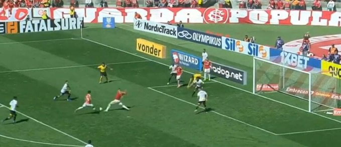 Que isso, Guerrero? Centroavante peruano explica como "tirou" gol de meia do Inter Guerrero