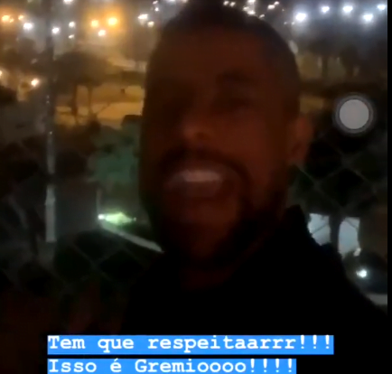 Vem tranquilo? Na janela de casa, Léo Moura "surta" com vitória do Grêmio Léo Moura