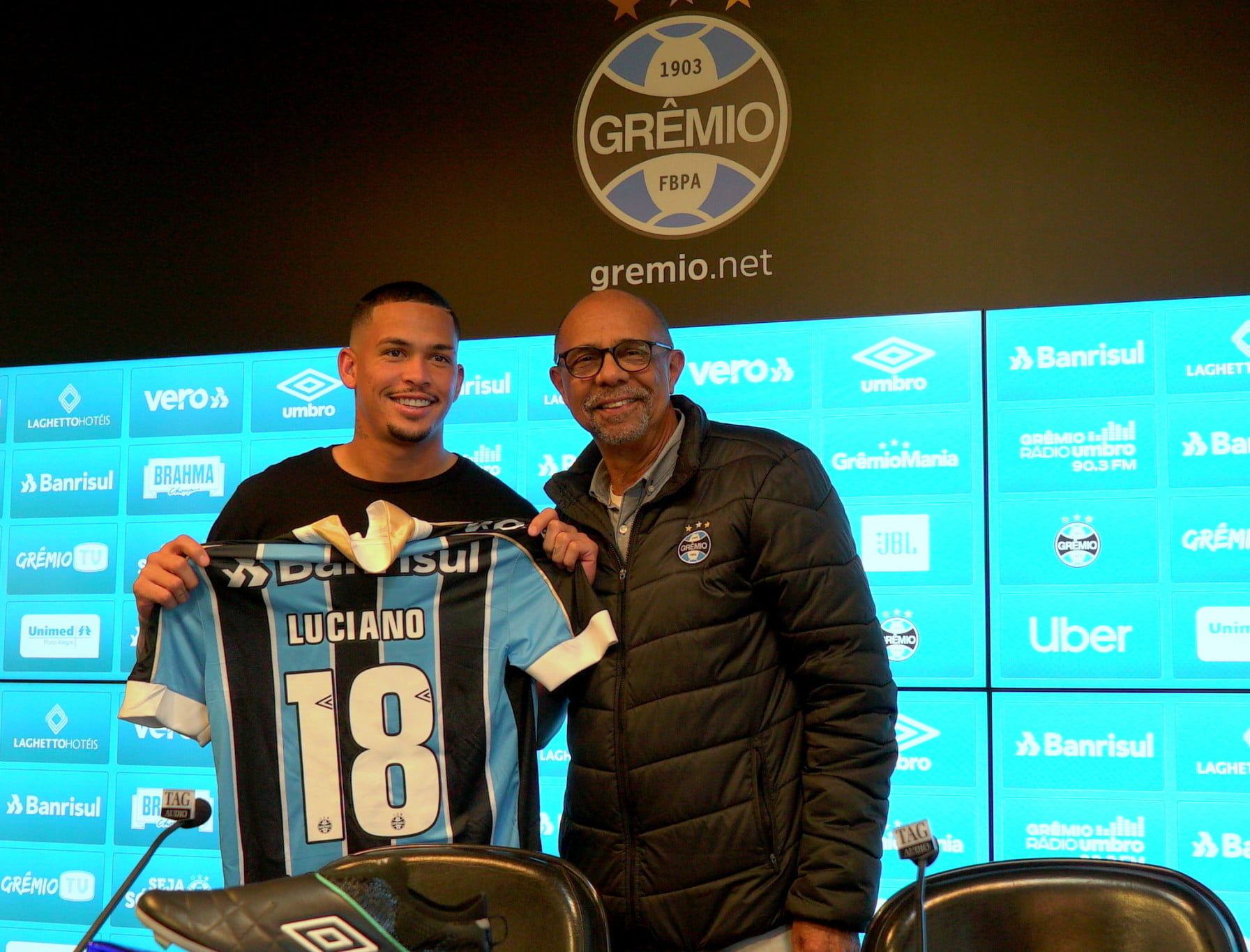 "Meu primeiro gol foi no Inter", brinca Luciano na chegada ao Grêmio Luciano