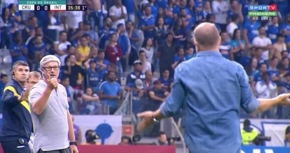 Vídeo mostra Mano se estranhando com Odair durante Cruzeiro x Inter Mano