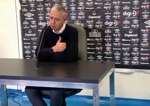 Tiago Nunes rasga elogios ao meia Jean Pyerre: "Menino incrível" Tiago Nunes