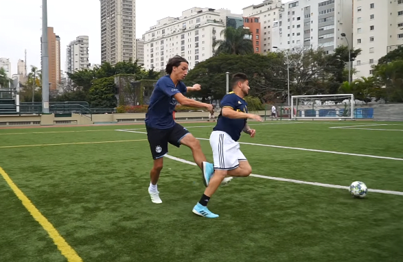 Só na bola? Geromel não alivia nem em gravação e "levanta" youtuber Geromel