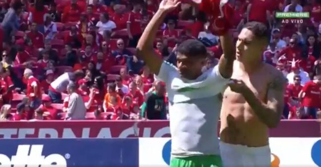 Guerrero tira a camisa de Márcio Araújo após volante negar troca; assista Guerrero