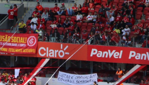 Torcida do Inter pede mais raça e ergue faixa: "Covardes sem honra" Inter