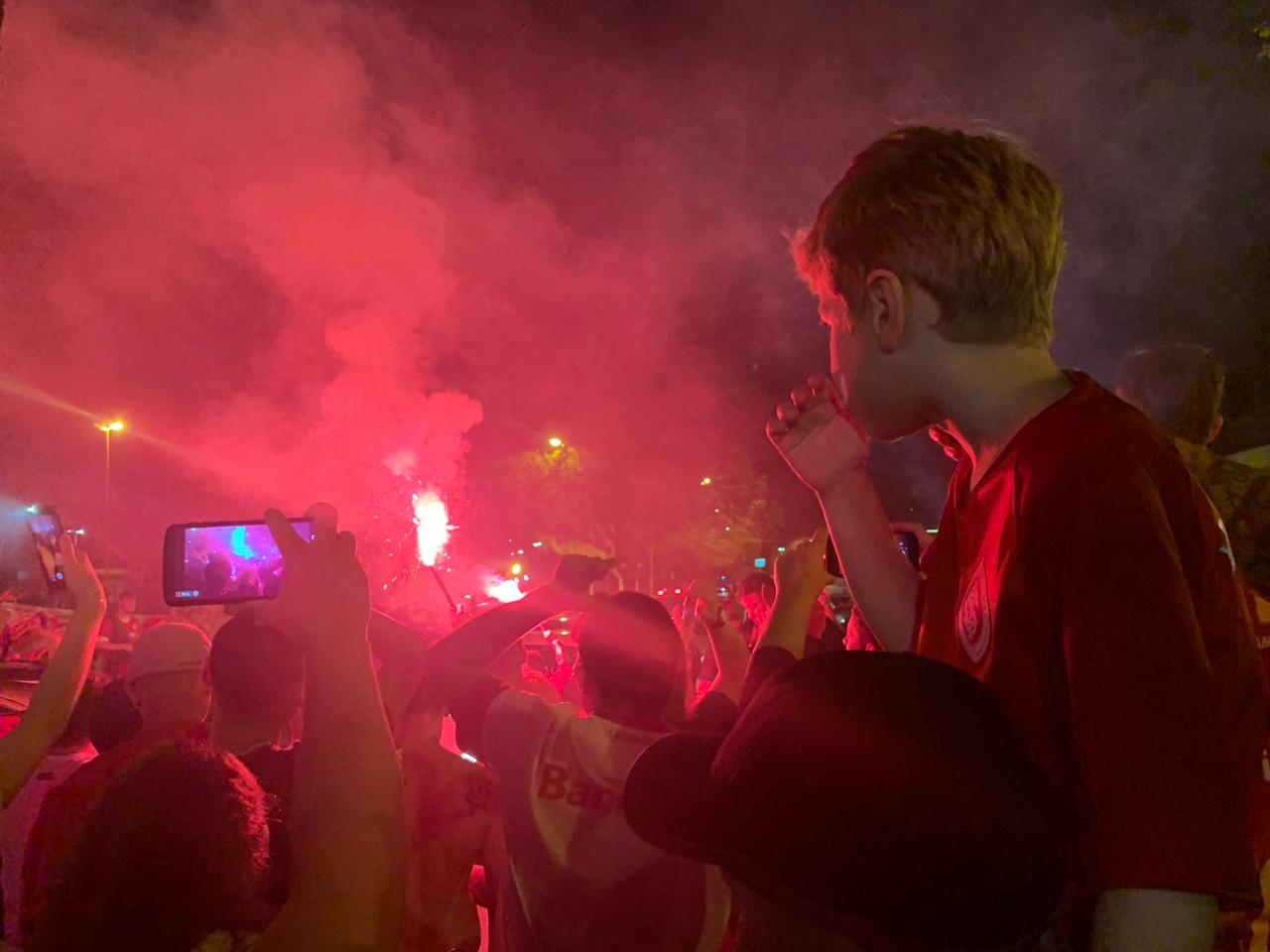 Torcida do Inter faz aeroporto viver clima de Beira-Rio; confira a grande festa Inter