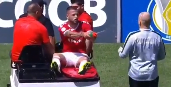 O que foi isso? Nico López atira água em médico e zoa: "Tâmo junto, doutor" Nico
