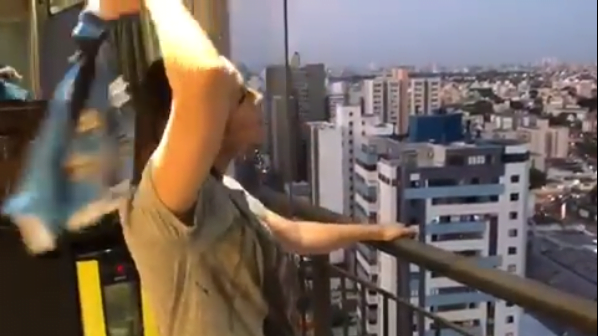 Por aposta, Tcheco fez sua mulher cantar hino do Grêmio na janela; assista Tcheco