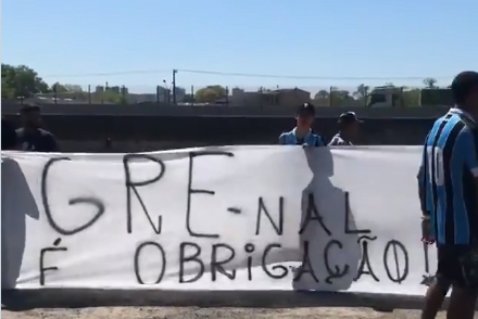 Protesto da torcida do Grêmio exige vitória no Gre-Nal do dia 3: "Obrigação" Gre-Nal