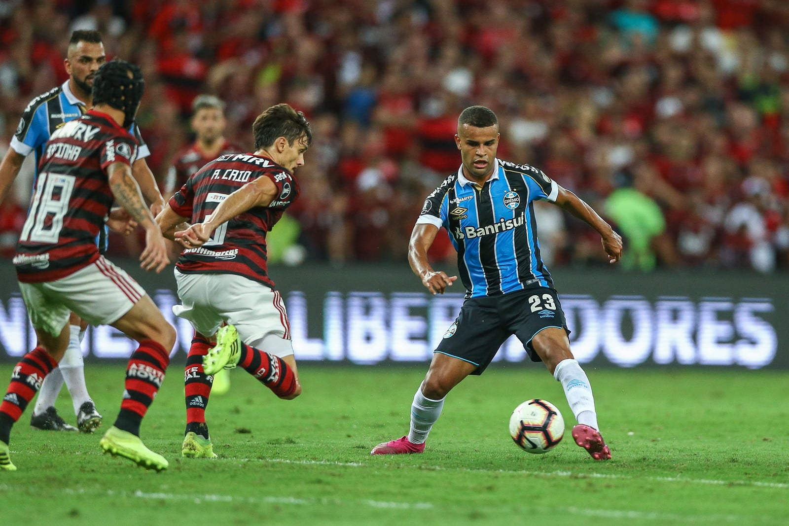 Meia do Flamengo contraria repórter e diz que Grêmio não pediu para tirarem o pé Alisson