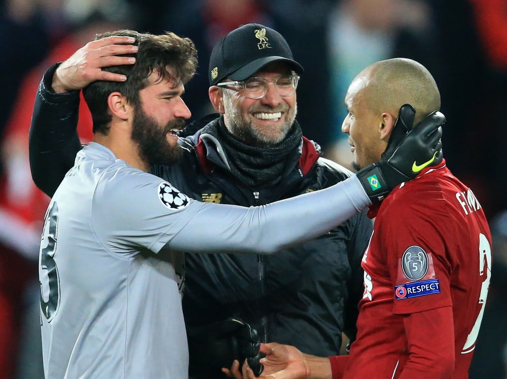 Alisson brilha com bela assistência e Liverpool vence Manchester City com gol de Salah; veja o lance Alisson