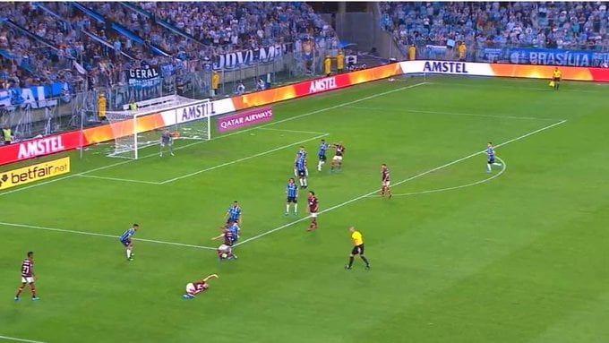 Vídeo indica que Filipe Luís acerta Maicon antes de cair no gramado; veja Maicon