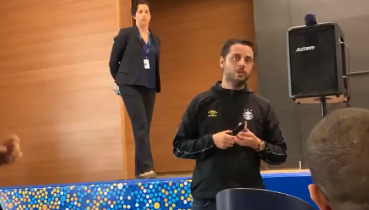 Vídeo mostra discussão entre repórter carioca e assessor de imprensa do Grêmio Grêmio