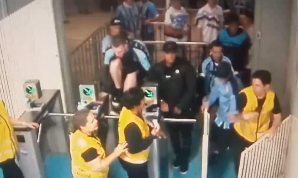 Vídeo na Arena mostra invasão de torcedores em Grêmio x Flamengo Arena