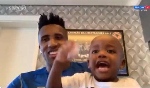 Fenômeno nas redes sociais, filho de Cortez "invade" entrevista ao vivo do pai; veja Cortez