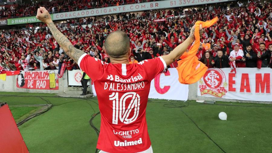 VÍDEO - D'Alessandro faz golaço do meio do campo em jogo festivo D'Alessandro