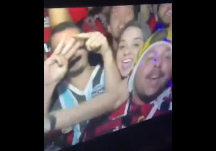 Gremista aparece no meio da festa do Flamengo fazendo sinal de tricampeão; veja Grêmio