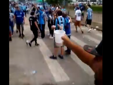Vídeo mostra torcedor colorado, sozinho, provocando gremistas perto da Arena Arena