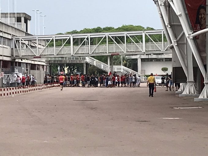 Torcida do Inter se manifesta: "Não é mole não, tem gremista na nossa direção" Inter