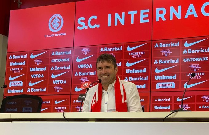 Após vitória do Inter, Coudet elogia e tira onda com repórter em coletiva: "Você tem um drone?" Coudet