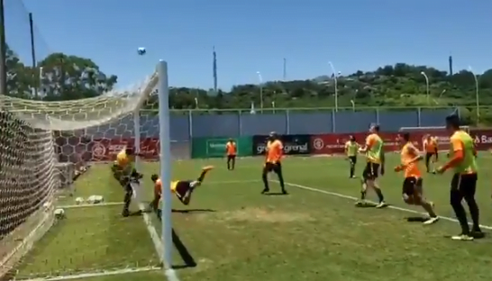 Neilton se destaca em treino e brilha... como goleiro! Veja o "milagre" do atacante Neilton