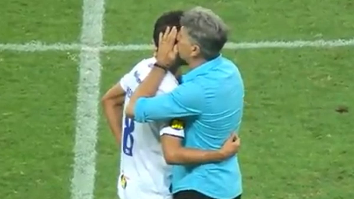 Em meio ao drama do Cruzeiro, Renato protagoniza lindo gesto com jogadores rivais Renato