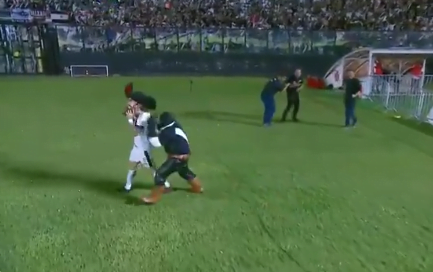 Ex-Inter, Rossi comemora gol roubando a cabeça do mascote do Vasco; assista Rossi