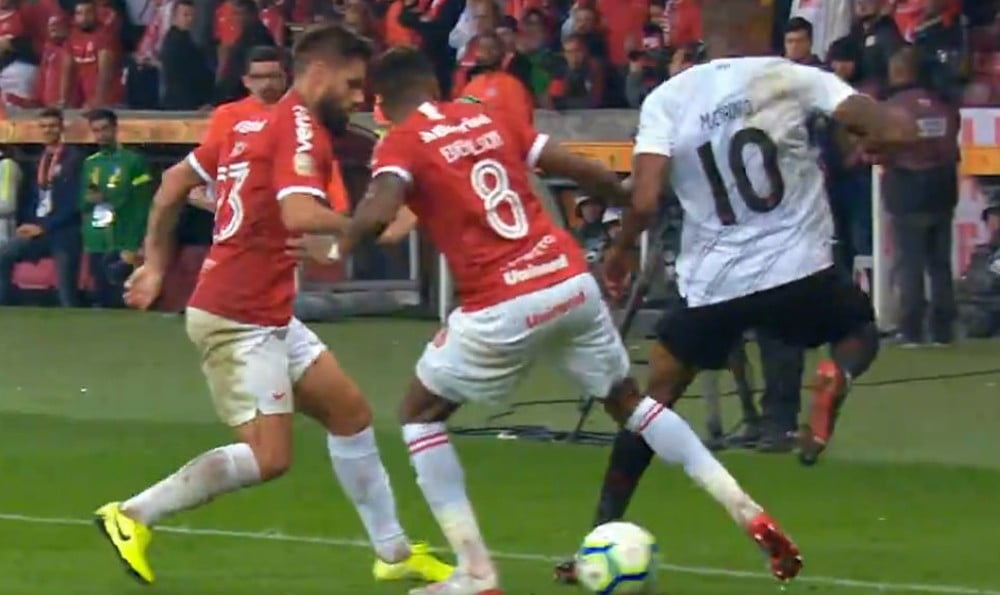 Rafael Sobis diz que não teria a mesma postura de Edenilson após a jogada de Cirino Sobis