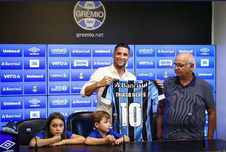 Fala, Thiago! Repórter viraliza ao imitar áudio do próprio meia a Zezé Perrella; ouça 2DA18D09-6F0B-4366-A730-03383D45D397