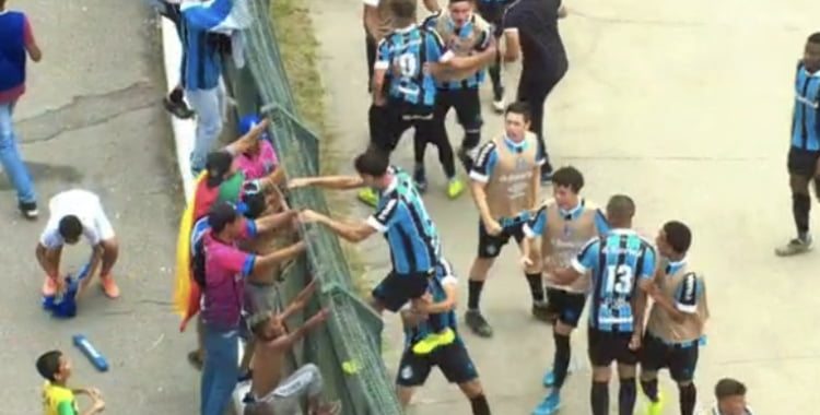 Expulso por subir no alambrado, zagueiro fala em "gremismo" e desabafa nas redes Grêmio