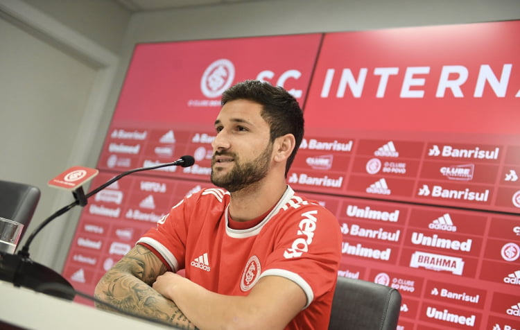 Esposa de Boschilia recebe xingamentos de torcedor do Grêmio e dá resposta na web D5C72E18-7930-4E87-BA4A-8BB9E9B27209