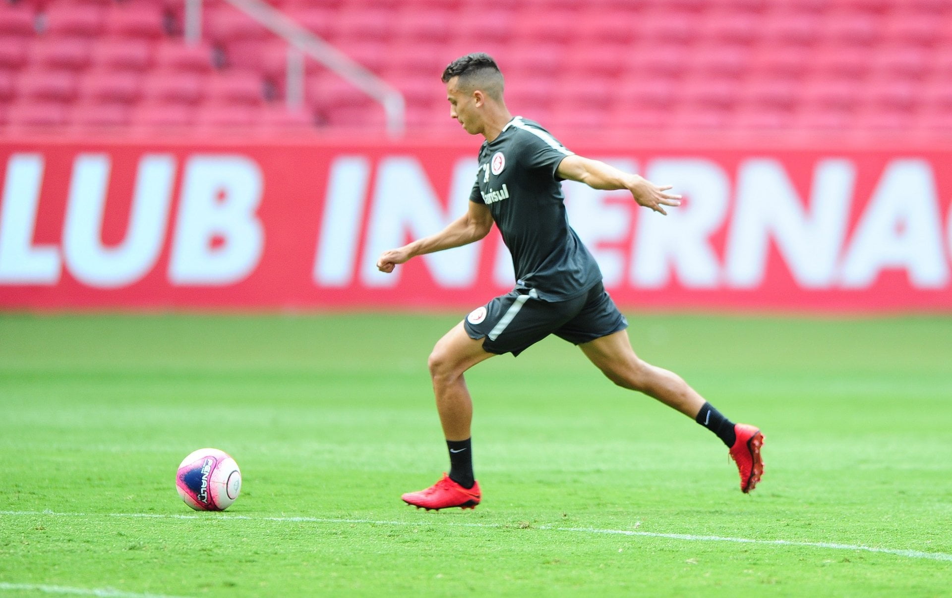 Sem muitas chances no profissional, jovem meia se despede do Inter: "Obrigado" Juan Alano