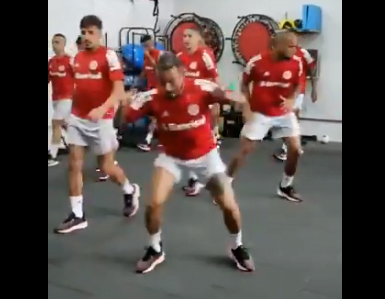 Natanael "doidão" chama a atenção em treino físico do Inter; assista Natanael