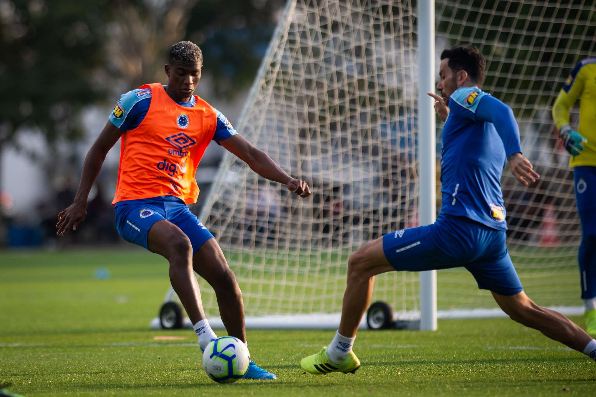 Após Victor Ferraz, Grêmio fica próximo de contratar outro lateral-direito Orejuela