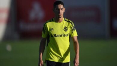Praxedes sobe ao profissional, aprova provocações e diz: "Ganhar do Grêmio é melhor" Praxedes pelo Inter