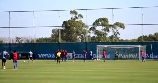 Um dia depois do gol de cabeça, Diego Souza faz golaço de falta; assista Diego Souza