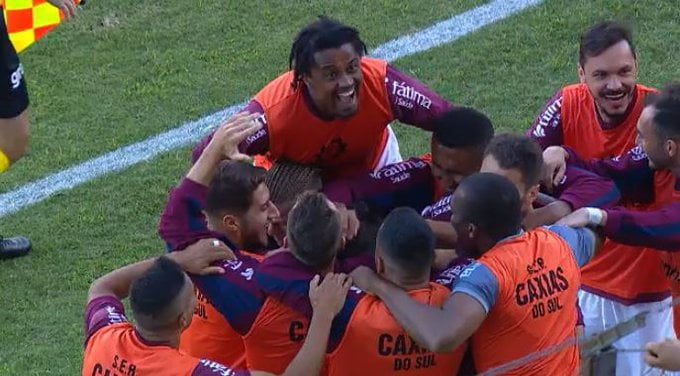 Caxias vence o 1° turno e jogador do Grêmio sai com olhos marejados, diz repórter Caxias