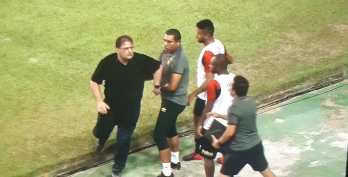 Torcedor atira copo em ex-técnico do Inter, que tenta partir pra cima; assista técnico