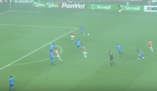 Boschilia dá belo passe e lateral do Inter surpreende com gol de pé esquerdo; veja Inter