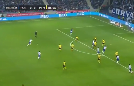 Que bomba! Ex-Grêmio, Alex Telles marca golaço com a camisa do Porto; assista Telles