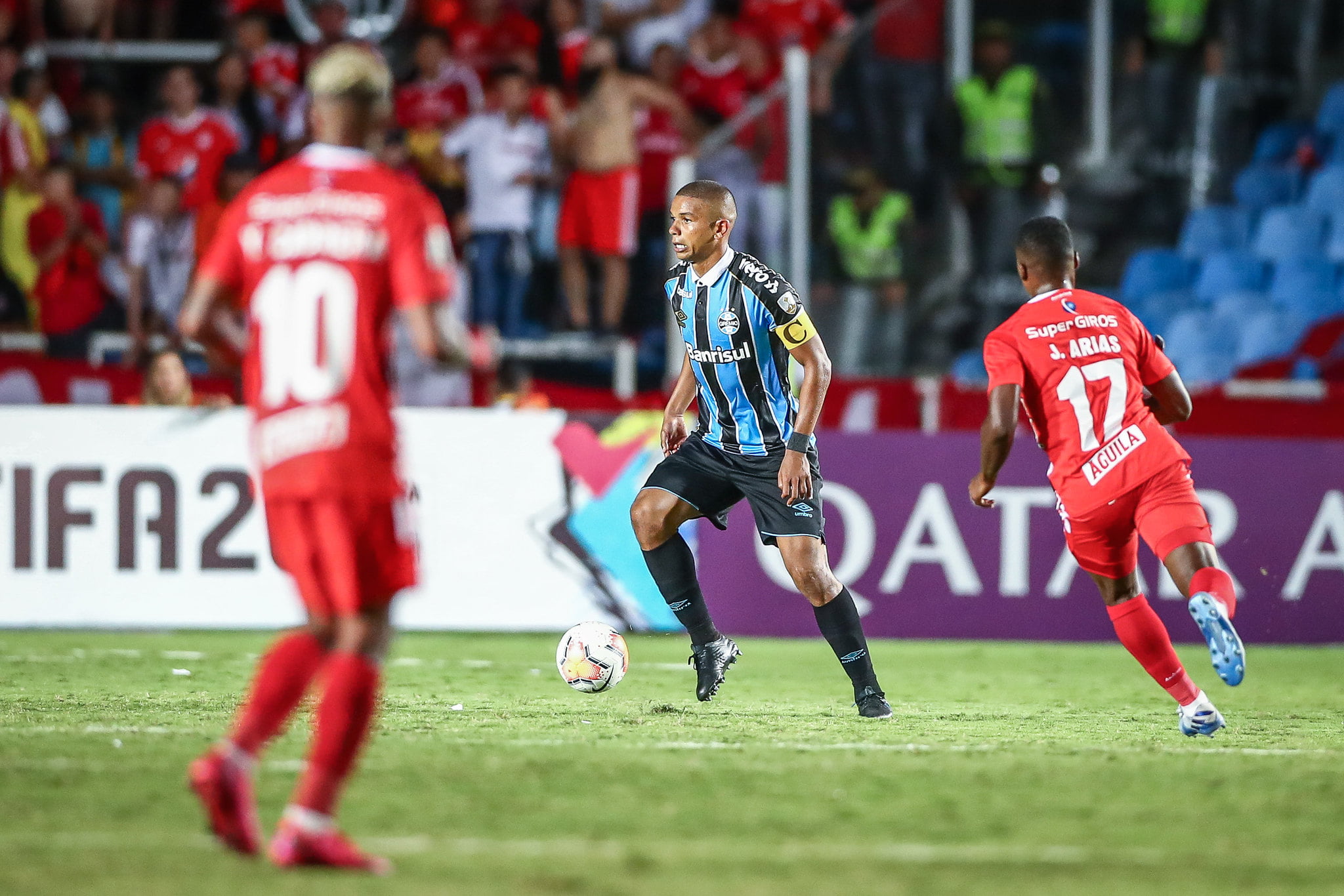 Braz explica discussão com Maicon em vitória na estreia; repórter relata puxão de camisa Braz