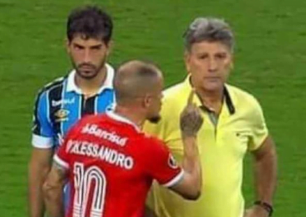Com dedo apontado, D'Alessandro argumenta com Renato na confusão; assista D'Alessandro