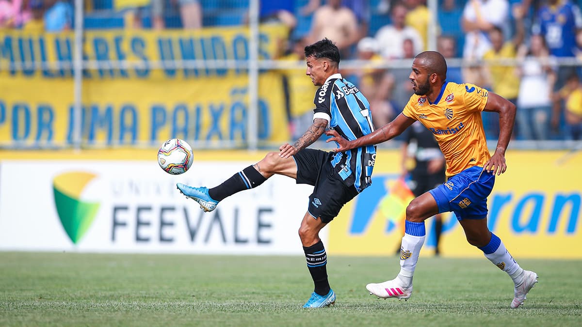 Empresário de Ferreira volta a detonar Grêmio: "Estão acostumados com puxa-saco" Ferreira
