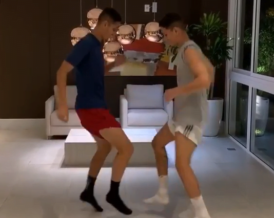 Praxedes posta vídeo dançando com o irmão e Fuchs tira onda: "Qual deles é tu?" Praxedes