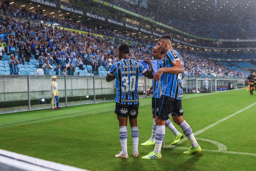 Ex-Grêmio se irrita com o desafio do papel higiênico: "Faz com tijolo" Grêmio