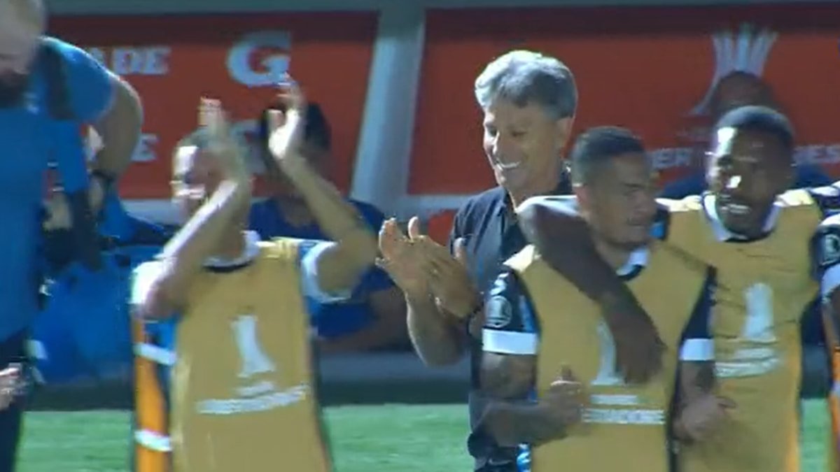 Renato faz brincadeira com Matheus Henrique após golaço usando a camisa 7 Matheus Henrique